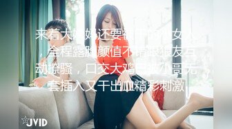 来着大姨妈还要被干的小女人，全程露脸颜值不错跟狼友互动撩骚，口交大鸡巴被小哥无套插入又干出血精彩刺激